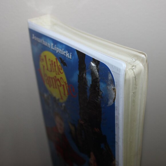 3/$55❤️LITTLE VAMPIRE 2000 Alliance Canada Clamshell VHS 2001 Jonathan Lipnicki - Picture 5 of 6